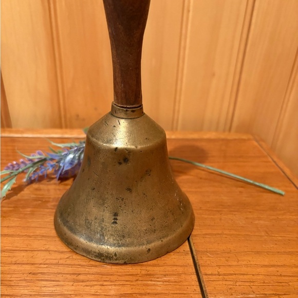 Antique brass school bell with a wooden handle vintage - Picture 2 of 10